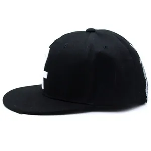 Schwarze Hip-Hop Baseballcap mit flacher Krempe, Kreuzbestickung und Gotik-Details
