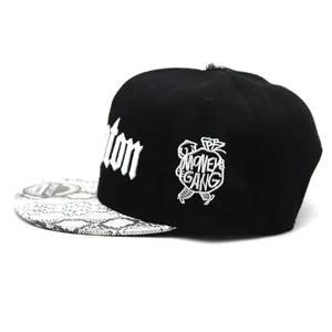 Detail der Compton Snapback-Kappe mit MONEY GANG-Stickerei und Schlangenhaut-Schirm
