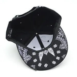 Hip-Hop Snapback Cap mit Kreuzbestickung und Paisley-Muster unter dem Schirm