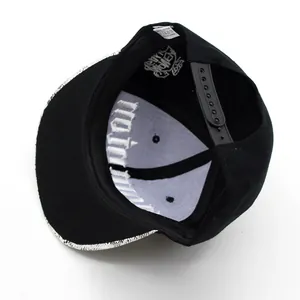 Schwarze Compton Snapback Cap mit silberner Schlangenhaut-Kante und weißer Stickerei