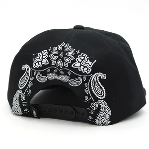 Rückansicht schwarze Snapback-Cap mit weißer Paisley-Stickerei und verstellbarem Verschluss