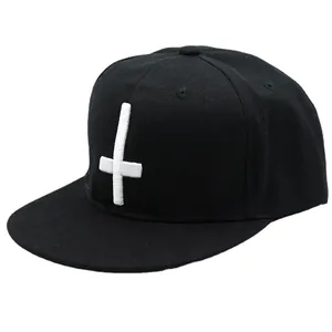Hip-Hop Snapback Cap in Schwarz mit weißer Kreuzbestickung und flachem Schirm