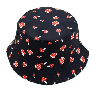 Bob noir unisexe avec imprimé champignons rouges et large bord pour protection solaire