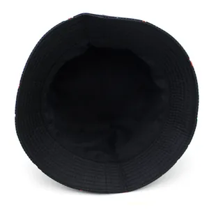 Vue intérieure du chapeau bob noir à imprimé champignon avec coutures de bord renforcées