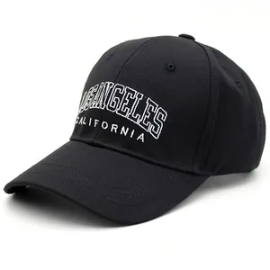 Detail der weißen Los Angeles California Stickerei auf einer schwarzen Baseballkappe