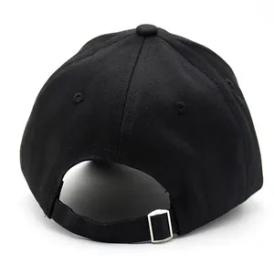 Vue arrière d'une casquette de baseball noire avec boucle métallique réglable
