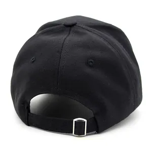 Rückansicht der schwarzen Baumwoll-Baseballkappe mit verstellbarem Riemen und Schnalle