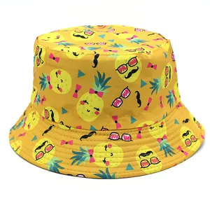 Détail du chapeau bob jaune avec motifs ananas rigolos et texture du tissu en gros plan