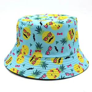 Détail du chapeau bob bleu clair avec imprimés d'ananas rigolos portant des lunettes