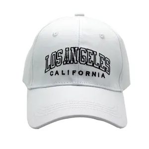 Detailansicht der schwarzen Los Angeles California Stickerei auf einer weißen Baseballkappe