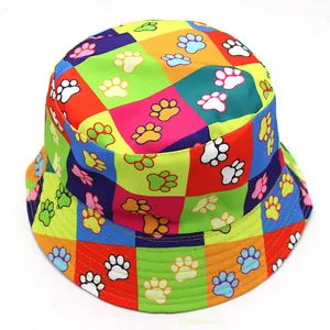 Gros plan détaillé d'un chapeau bob en toile patchwork coloré avec motifs de pattes