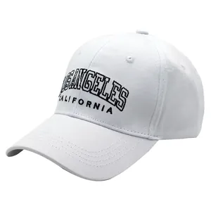 Detailaufnahme der schwarzen Los Angeles Bestickung auf weißer Baumwollkappe