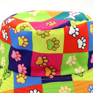 Bob à carreaux colorés avec imprimés de pattes et panneaux en patchwork multicolores