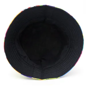 Chapeau bob réversible avec bord à empreintes de pattes colorées et doublure noire