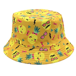 Chapeau bob jaune avec imprimés ananas rigolos et lunettes pour protection solaire plein air