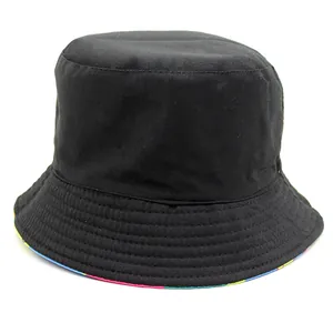 Bob réversible noir avec doublure à empreintes colorées et tissu en coton robuste