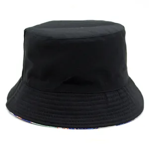 Cappello a secchiello reversibile nero con stampa delfini e strisce per protezione solare