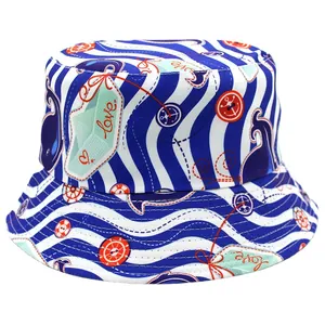 Cappello da pescatore reversibile con righe nautiche, balene e motivi ad ancora