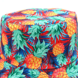 Omkeerbare rode vissershoed met tropische gele ananas en groene bladeren prints