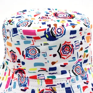 Bob blanc avec motifs géométriques abstraits colorés pour protection solaire en plein air