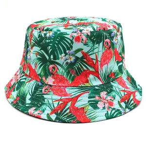 Vue détaillée du bob avec des motifs de flamants roses et feuilles de palmier tropical