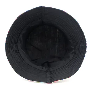 Bob en tweed coloré avec doublure noire et coutures renforcées pour protection solaire
