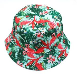 Détail du chapeau bob menthe avec imprimé flamant rose et motifs de feuilles de palmier