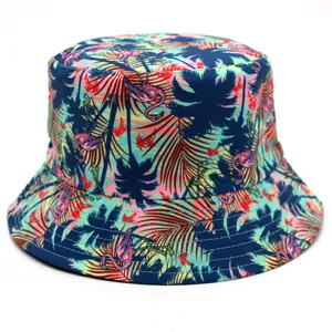 Détail d'un bob tropical avec motifs flamants roses et feuilles de palmier sur tissu bleu