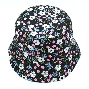 Détail d'un chapeau bob noir à motifs floraux roses avec coutures en sergé résistantes