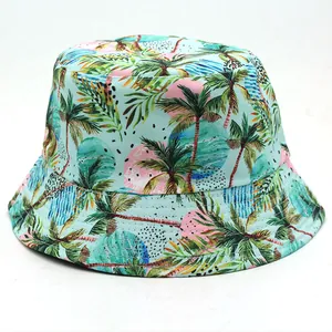 Détail du motif de palmiers tropicaux et cercles roses sur un chapeau bob d'été