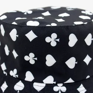 Cappello da pescatore reversibile con stampa carte da gioco bianche su tela nera premium