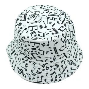 Détail rapproché d'un bob blanc avec motifs de notes de musique et de portées