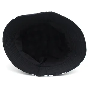 Cappello da pescatore reversibile nero con motivo croce maltese bianca per sole