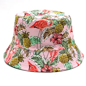 Détails d'imprimés tropicaux de flamants roses et ananas avec coutures sur le chapeau bob rose