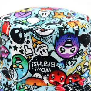 Hellblauer Anglerhut mit vollflächigem Cartoon-Graffiti und Wow-Brains-Aufdruck