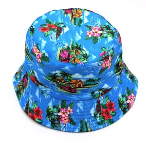 Détail d'un chapeau bob avec motif tropical hawaïen, palmiers et voitures rétro