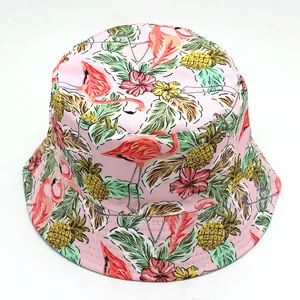 Détails d'un bob rose avec imprimés tropicaux de flamants roses, ananas et fleurs