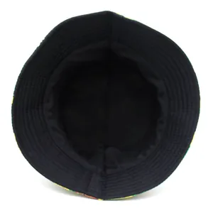Vista interna del cappello da pescatore nero con stampa a margherita e cuciture rinforzate
