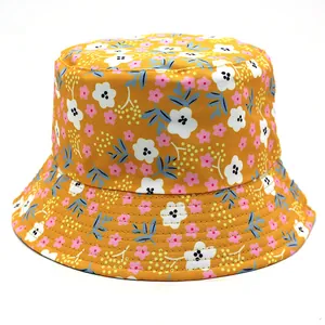 Détail d'un chapeau bob jaune gingembre avec imprimé floral et coutures renforcées