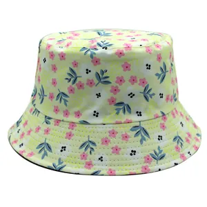 Détails d'un chapeau bob à fleurs avec motifs roses et coutures de haute qualité