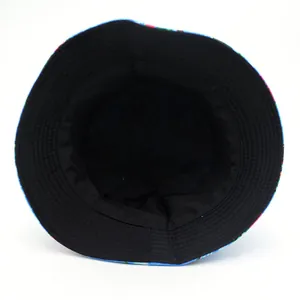 Détail de la doublure noire et des coutures renforcées du chapeau de plage réversible