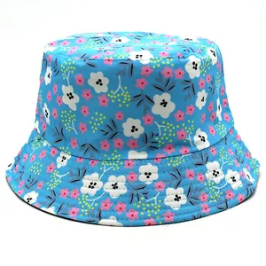 Détail du chapeau bob à fleurs roses sur tissu bleu ciel avec des coutures soignées