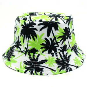 Détail du chapeau bob réversible avec imprimé palmier et coutures renforcées sur le bord
