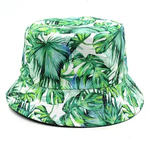 Détail des coutures renforcées sur un chapeau bob blanc à imprimé palmier tropical