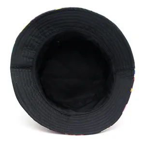 Chapeau bob réversible avec vue intérieure noire unie et finitions de coutures détaillées