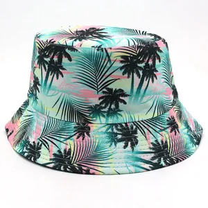 Détail de l'imprimé palmier tropical sur le chapeau bob avec dégradé de couleurs vives