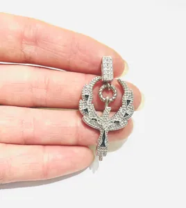 Dettaglio macro del ciondolo ala d'angelo in argento con zirconi e smalto nero lucido