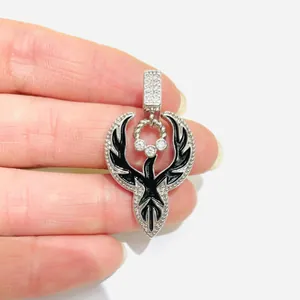 Dettaglio del ciondolo ali d'angelo con smalto nero e cristalli di zircone micro-pave