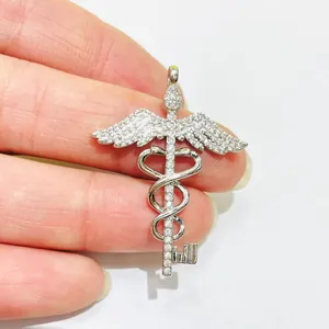 Ciondolo a chiave caduceo in argento con ali d'angelo impreziosite da zirconi lucidi