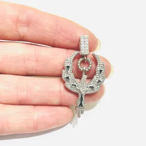 Elegante ciondolo ali d'angelo in argento con zirconi scintillanti e smalto nero